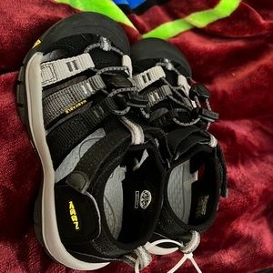 KEEN KIDS Shoe size 11 NWT Rare color! Black/Gray/Silver